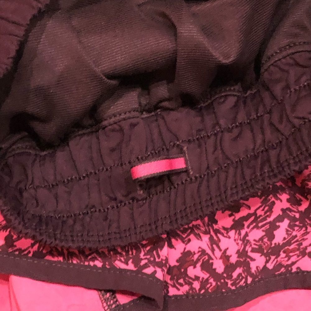Lululemon Tracker Shorts Size 4 - Picture 4 of 10